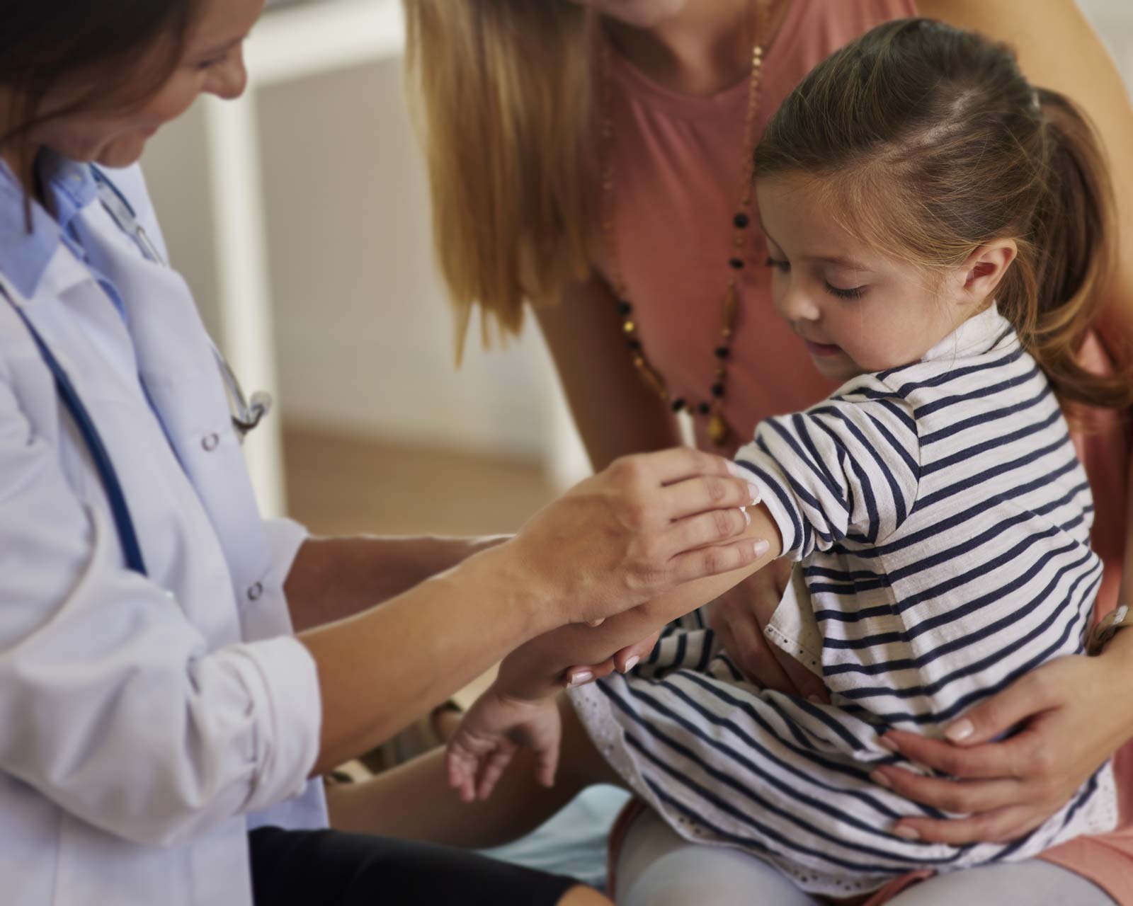 Médecin oscultant une petite fille